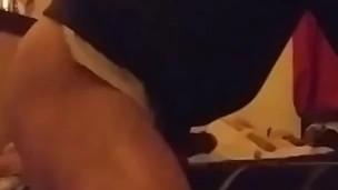 Complaciendome masturbándome sólo