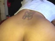 Una más de la vecina le encanta la leche mientras su marido no esta 3/16