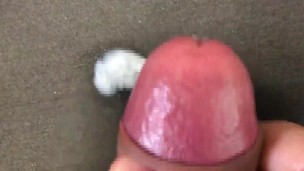 マウスパッドに特濃ドロドロ精液をぶっかけ！