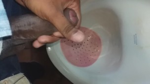 Quick fun at mall urinal 