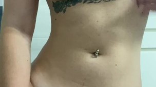 MASTURBATING MY PUSSY WITH MY FRIEND'S TOOTHBRUSH (HE'S MY CRUSH)