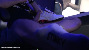 PROLLKING XXL - BAD GUY PLAYS WITH HIS NIKE SHOX NZ