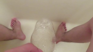 Piss in a plastic bottle. ペットボトルに小便してみた！