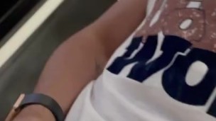 Sexo en casa, paja a una mano