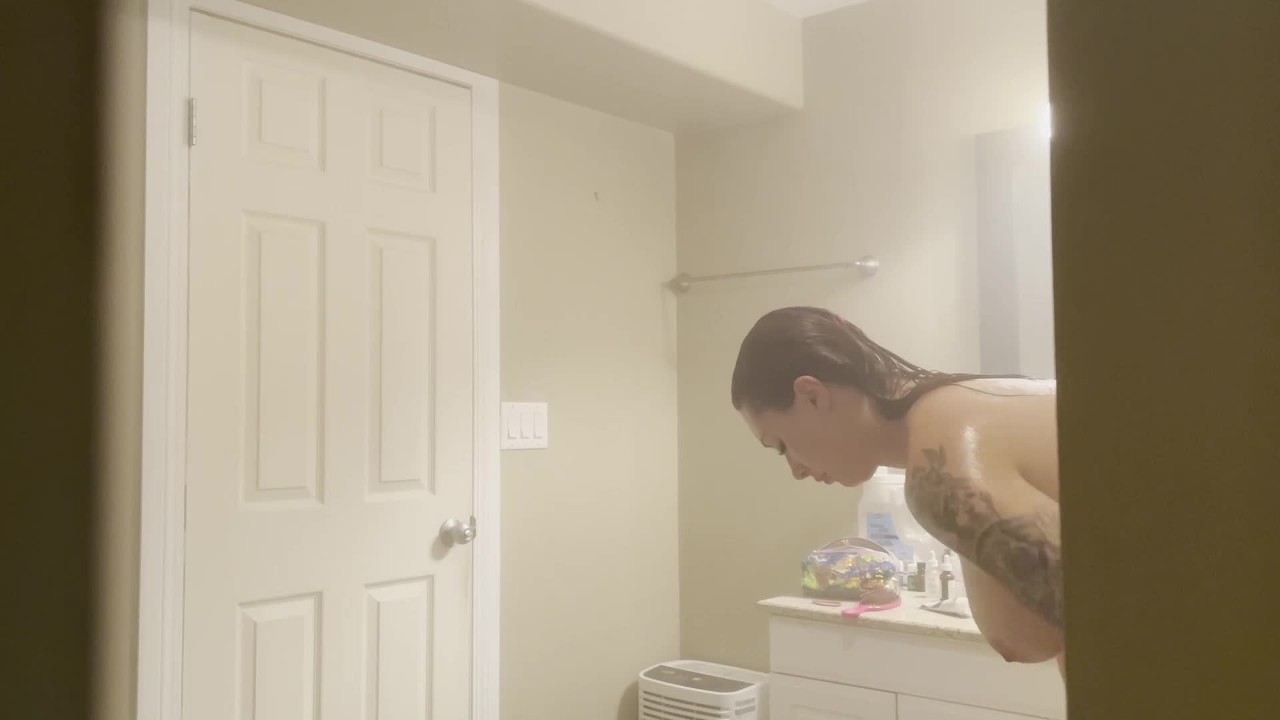 Hottest girl ever working in the trades, undressing for shower after a long day at work CARHARTTS - RedTube