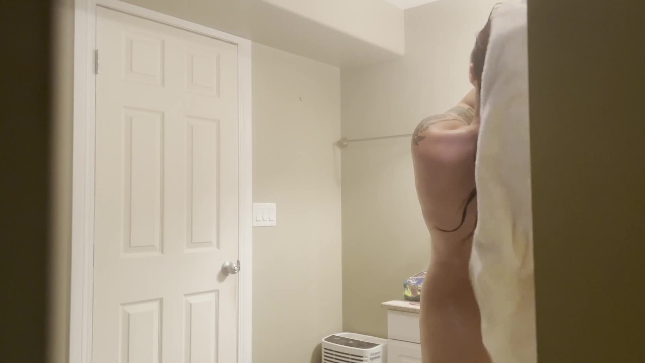 Hottest girl ever working in the trades, undressing for shower after a long day at work CARHARTTS - RedTube