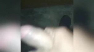 Me pongo caliente masturbándome en casa