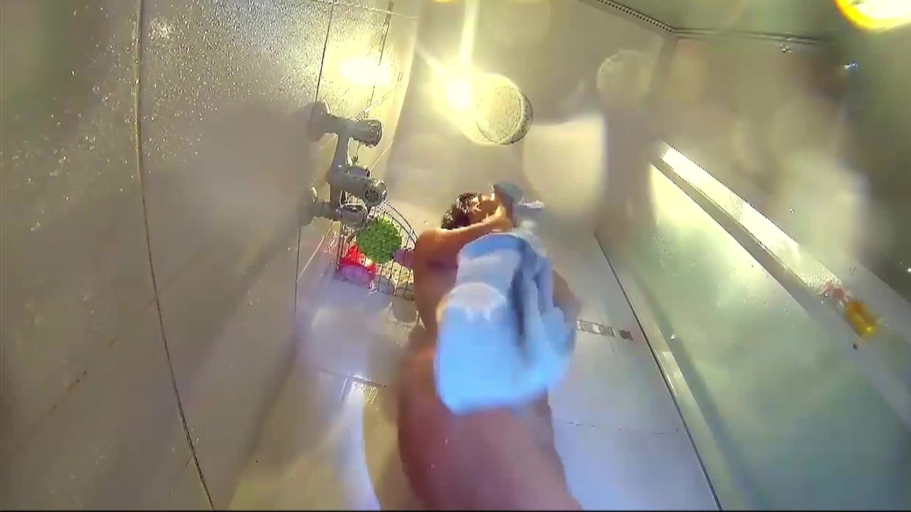 Voyeuristisk kamera i duschen. Ung naken flicka gnuggar sin kropp med massageolja - RedTube