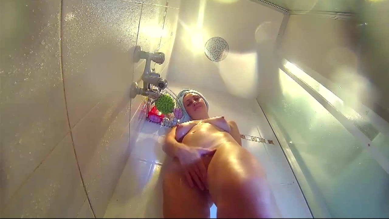 Voyeuristisk kamera i duschen. Ung naken flicka gnuggar sin kropp med massageolja - RedTube