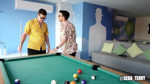 Asi juegan los amigos heteros en el pool