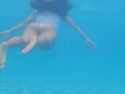 Nadando en bañador de dragon ball | Kelly Compulsive
