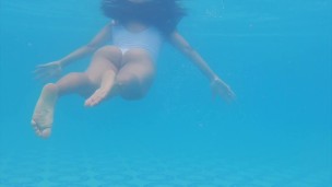 Nadando en bañador de dragon ball | Kelly Compulsive