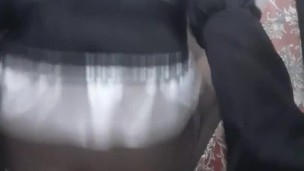 Chica trans hace un rapidin con el dildo