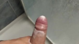 ENORME POLLA GRUESA juega en la DUCHA