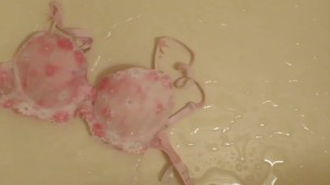 Piss on pink brassiere in bathroom !! ピンクのブラに小便ぶっかけ！！