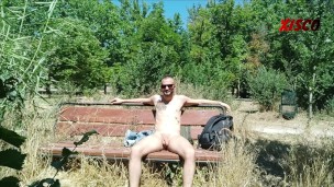 Me pajeo en un parque público, espera al final