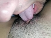 Chupando su vagina hasta orinarse 11/16