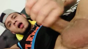 Chico latino se masturba , y nos muestra su rica verga 