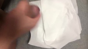 【無修正】パートナーいないから一人寂しくオナニー！ティッシュにぶっかけ パイパンオナニー