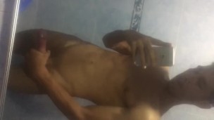 Masturbandome mientras todos 