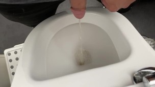 Dringender Piss ins Klo