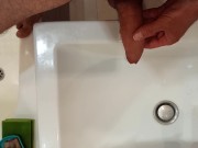 Возбуждённый член приготовился ссать в раковину.