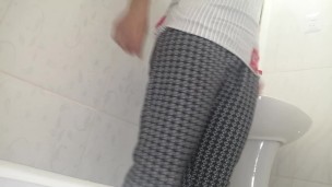 I love to show my pussy when peeing