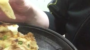 Video of a fat pig eating pizza for lunch.