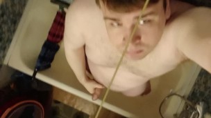Артем сам себе дрочит ногами кончает на ступни лижет ноги self suck autofellatio self footjob