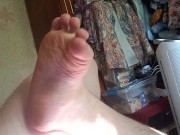 Артем сам себе дрочит ногами кончает на ступни лижет ноги self suck autofellatio self footjob