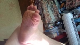 Артем сам себе дрочит ногами кончает на ступни лижет ноги self suck autofellatio self footjob