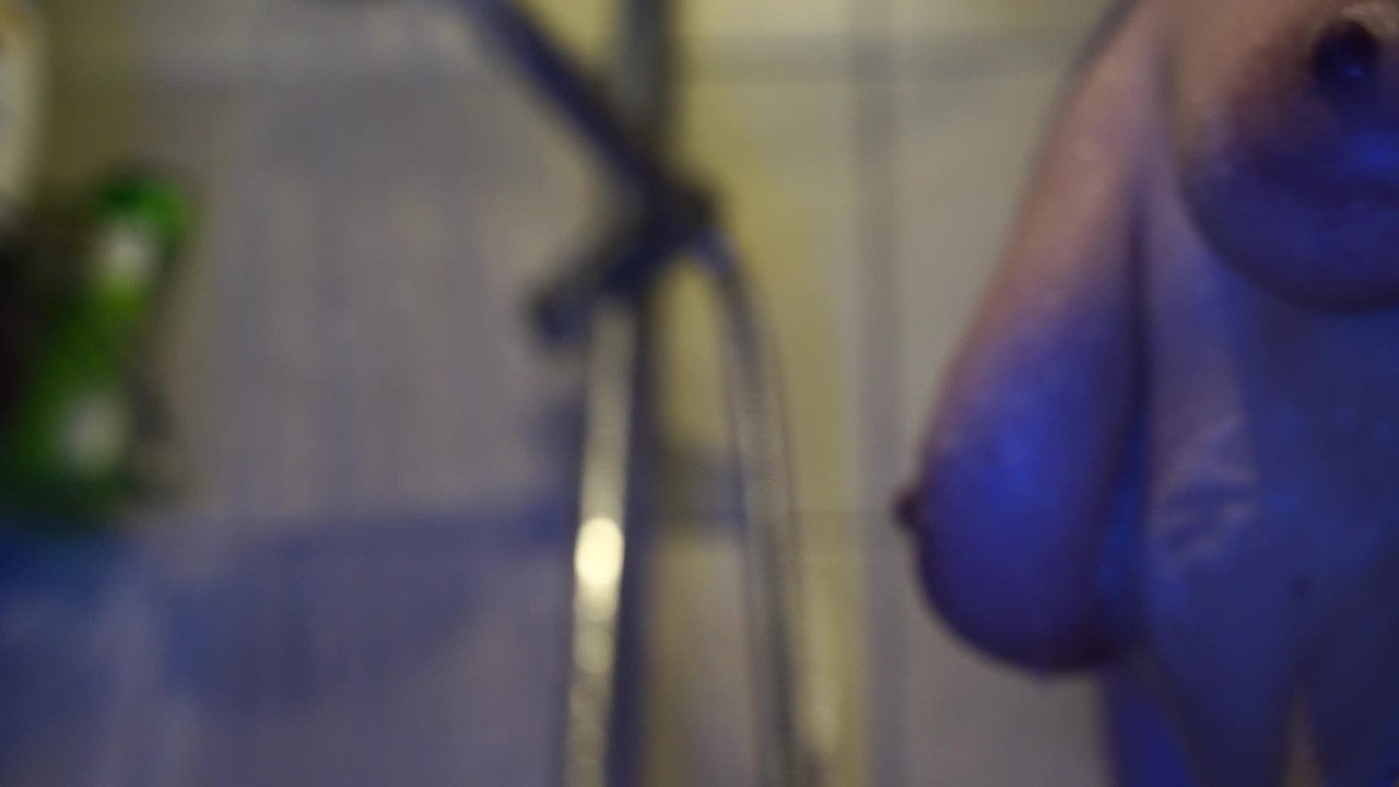 a hot MILF in the shower while she shaves her Hairy PUSSY. - Video de sexo gratis - RedTube