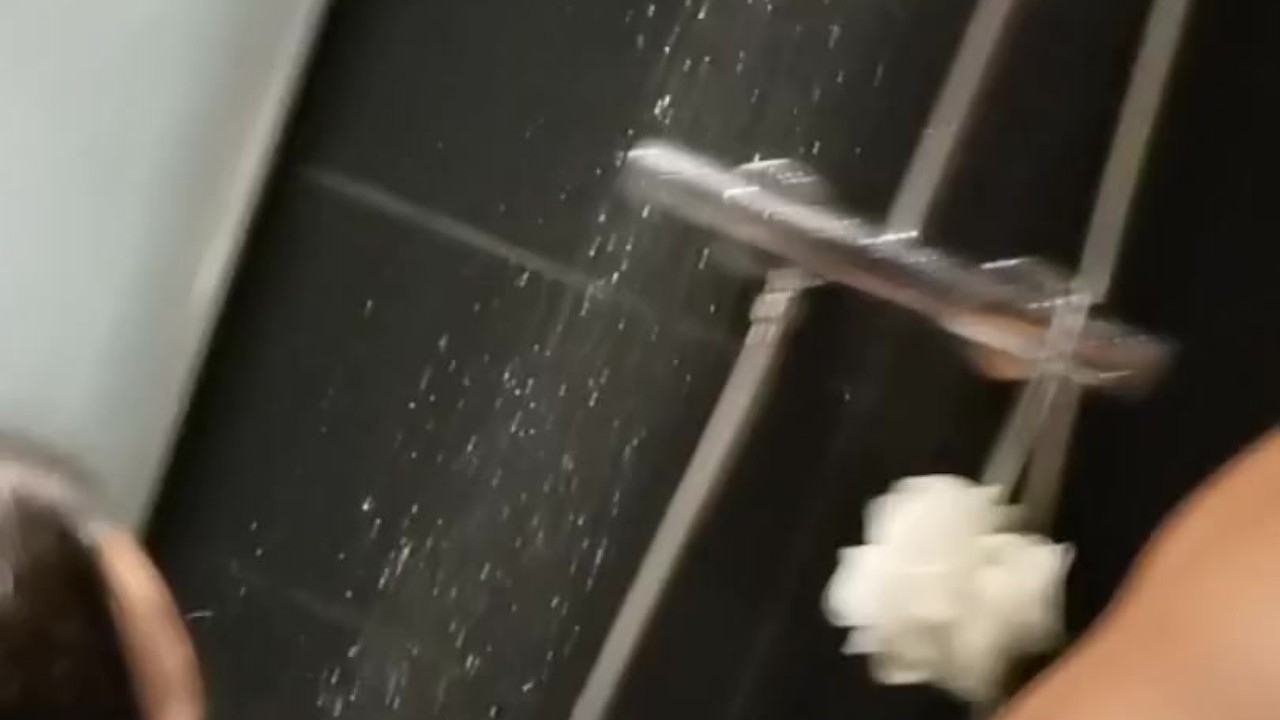 la copine de mon pote prend ca douche pendants qu'il - Free Sex Video - RedTube