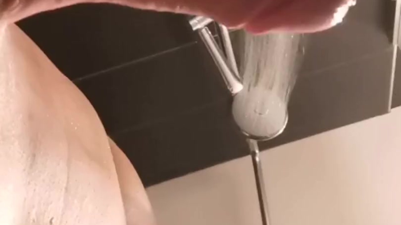 la copine de mon pote prend ca douche pendants qu'il - Free Sex Video - RedTube