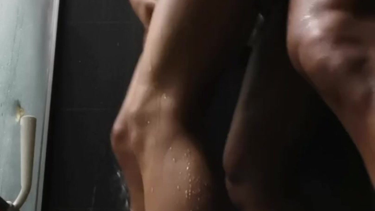 la copine de mon pote prend ca douche pendants qu'il - Free Sex Video - RedTube