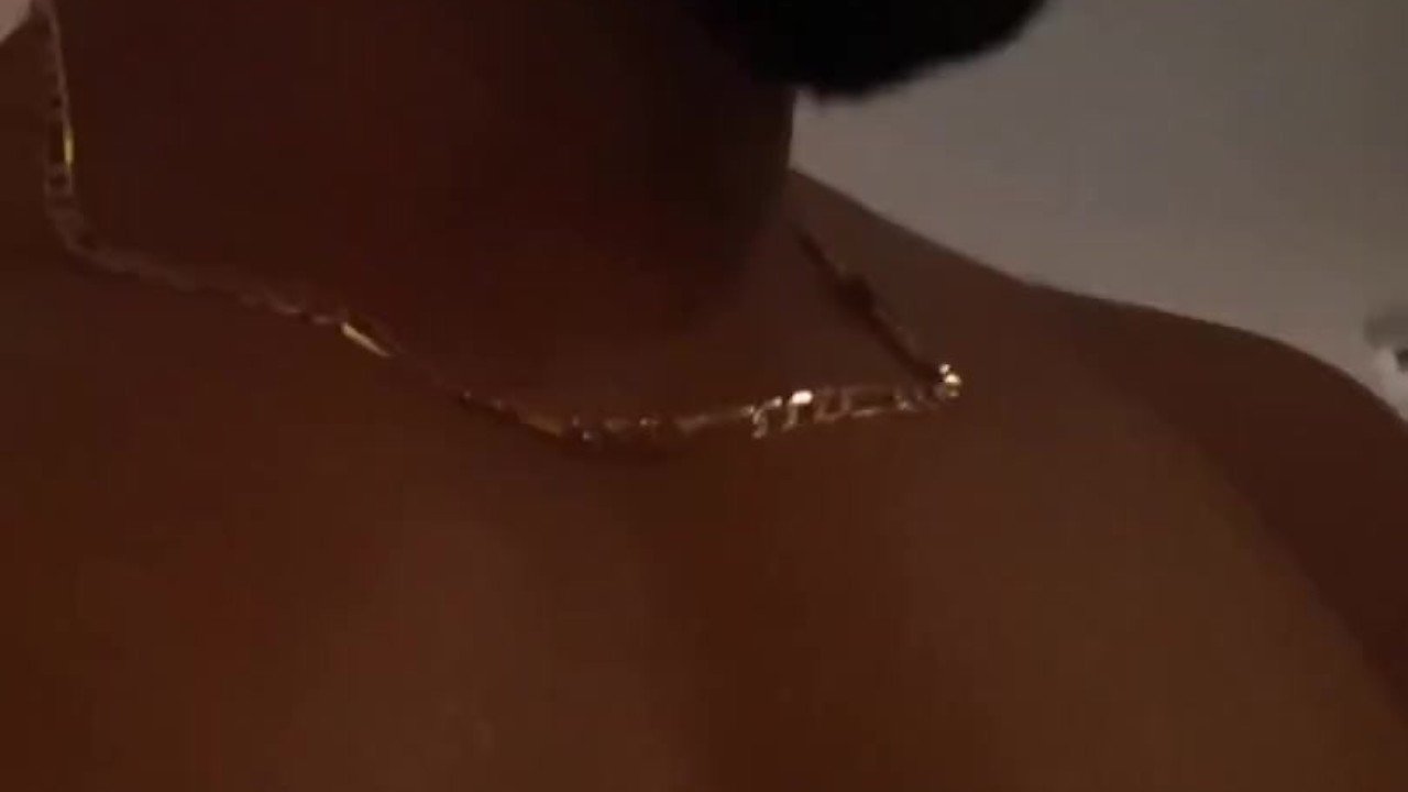 la copine de mon pote prend ca douche pendants qu'il - Free Sex Video - RedTube