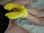 Неопытный любительский футджоб от русской студентки. Сперма на носках 12/16