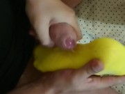 Неопытный любительский футджоб от русской студентки. Сперма на носках 15/16