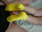 Неопытный любительский футджоб от русской студентки. Сперма на носках 16/16