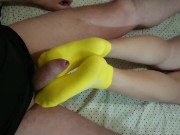 Неопытный любительский футджоб от русской студентки. Сперма на носках 3/16