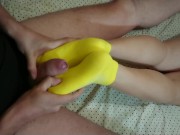 Неопытный любительский футджоб от русской студентки. Сперма на носках 4/16