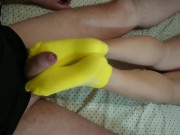 Неопытный любительский футджоб от русской студентки. Сперма на носках 5/16