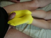 Неопытный любительский футджоб от русской студентки. Сперма на носках 6/16