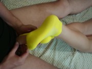 Неопытный любительский футджоб от русской студентки. Сперма на носках 7/16