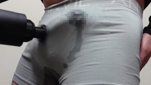 マッサージ器をアソコに押し付けて射精させてみた！