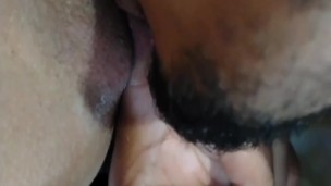 le ago sexo oral a mi novia y le meto el dedo 