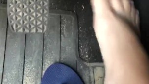 @tici_feet | Gas pedal wearing havaianas (preview) | Acelerando de havaianas e francesinha (prévia)