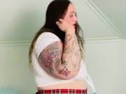 Alternative egirl bbw shakes ass 