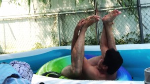 ANAL SQUIRTING IN THE SWIMMING POOL