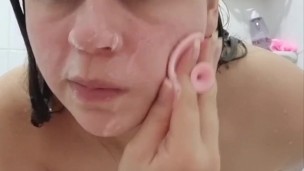 Joven estudiante juega follando con su novio en la webcam